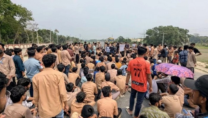 ঢাকা-সিলেট মহাসড়ক অবরোধ করে ব্রাহ্মণবাড়িয়া পলিটেকনিক শিক্ষার্থীদের বিক্ষোভ