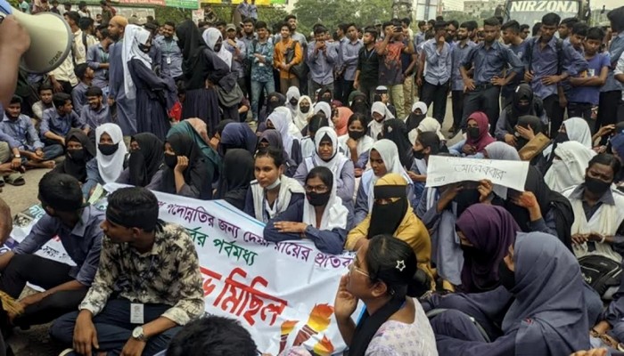 সিরাজগঞ্জে ৬ দফা দাবিতে পলিটেকনিক শিক্ষার্থীদের সড়ক অবরোধ