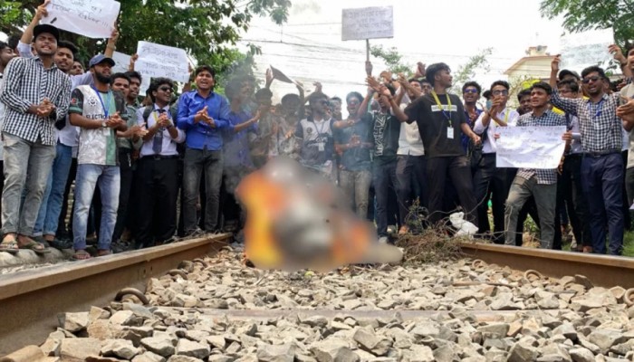 রাজশাহীতে রেলপথ অবরোধ শিক্ষার্থীদের, আটকে ৩ ট্রেন