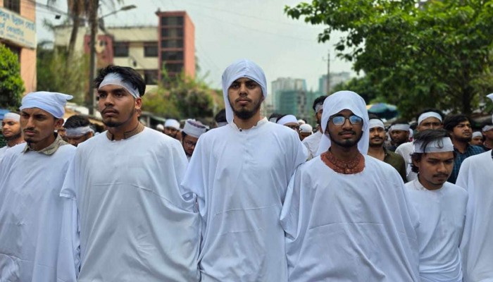 কা-ফনের কাপড় বেঁধে কারিগরি শিক্ষার্থীদের গণমিছিল