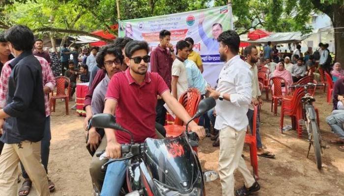 রাবির ভর্তি পরীক্ষায় ছাত্রদলের বাইক সার্ভিস