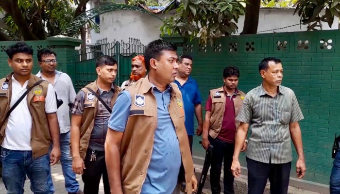 রাজশাহীতে থানার কাছেই চোখে মরিচের গুড়া ছিটিয়ে ১০ লাখ টাকা ছিনতাই