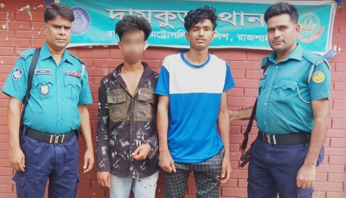 রাজশাহী মহানগরীতে দুই ছিনতাইকারী গ্রেপ্তার
