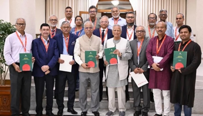 প্রধান উপদেষ্টার কাছে প্রতিবেদন জমা দিল শ্রম সংস্কার কমিশন