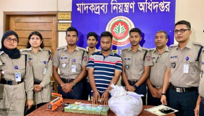 রাজশাহীতে সাড়ে ৬ কেজি হেরোইন ১৩ লক্ষ টাকাসহ মাদক ব্যবসায়ী গ্রেফতার!