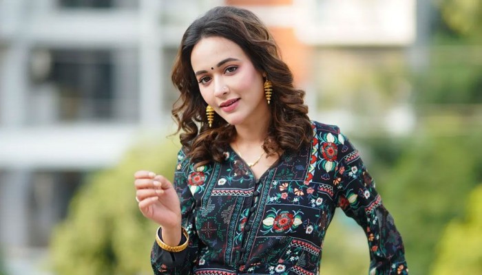 চ্যালেঞ্জিং চরিত্রে অহনা