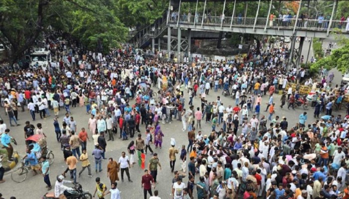 দুই উপদেষ্টার পদত্যাগ দাবিতে ইশরাকের সমর্থকদের স্লোগান