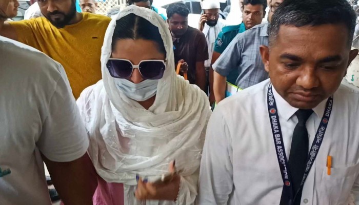 মাস্ক পরে আদালতে পরীমনি
