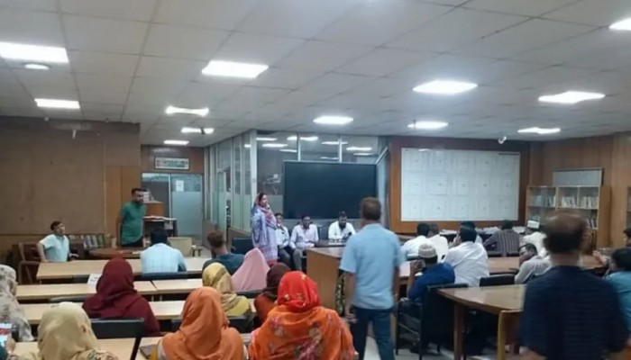 সচিবালয়ে এক ঘণ্টার কর্মবিরতিতে কর্মচারীরা