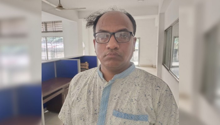 দর্শনা ইমিগ্রেশনে স্ত্রী-সন্তানসহ আ. লীগ নেতা আটক