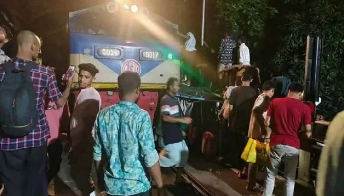 কালুরঘাট সেতুতে কয়েকটি গাড়িতে ট্রেনের ধাক্কা: নিহত বেড়ে ৩