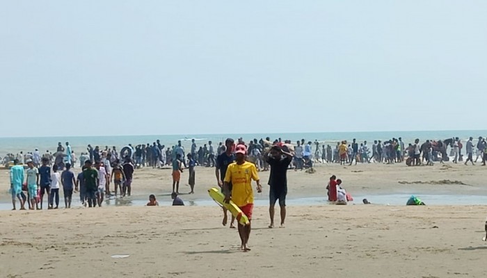 ঈদের ছুটিতে কক্সবাজার সৈকতে পর্যটকের ঢল