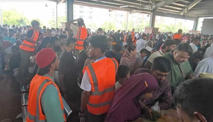 বন্দি থাকা স্বজনকে ঘরের রান্না খাবার দিতে কারাগারে ভিড়
