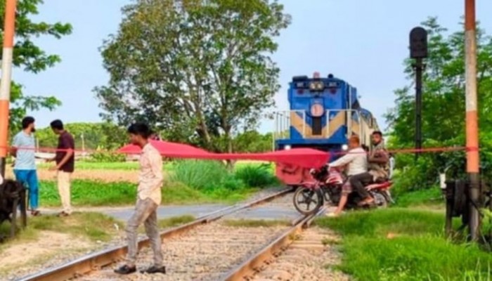 রাজশাহীতে ট্রেনের স্টপেজের দাবিতে অবরোধ, ট্রেন চলাচল বন্ধ