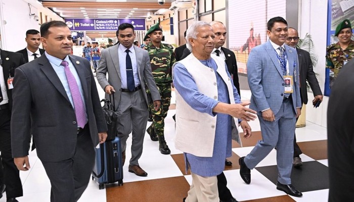 যুক্তরাজ্য সফর শেষে দেশে ফিরলেন প্রধান উপদেষ্টা
