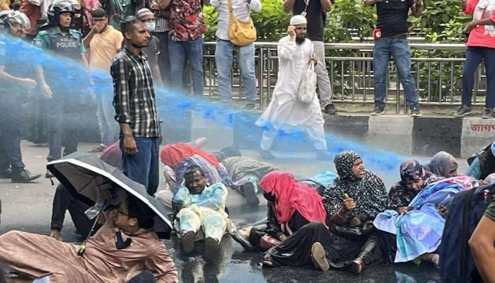 আন্দোলনকারীদের ওপর পুলিশের জলকামান ও সাউন্ড গ্রেনেড নিক্ষেপ
