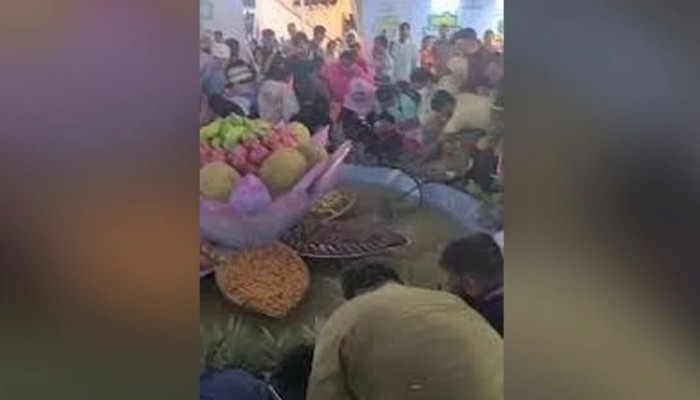মেলার মধ্যেই শুরু হয়ে গেল ফল লুটপাট