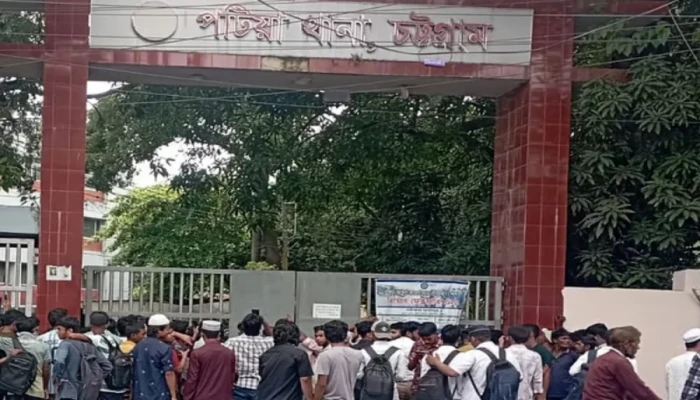 পুলিশের সঙ্গে সংঘর্ষের পর চট্টগ্রামে থানা ঘেরাও করেছে বৈছাআ নেতাকর্মীরা