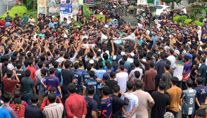 রাজশাহীতে তিন দফা দাবিতে রুয়েট শিক্ষার্থীদের সড়ক অবরোধ