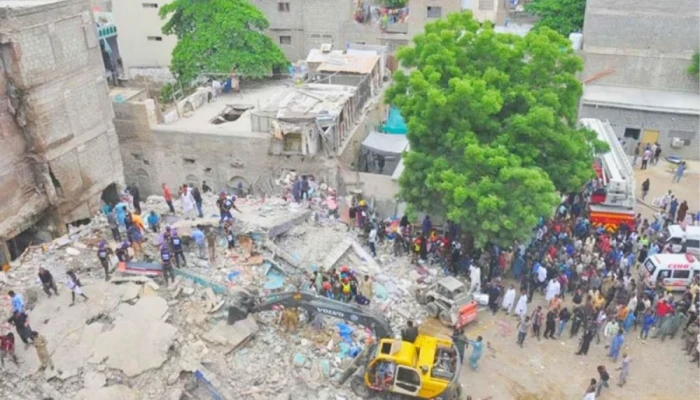 করাচিতে পাঁচতলা ভবন ধসে ১৪ জনের মৃত্যু, ধ্বংসস্তূপে আটকা অনেকে