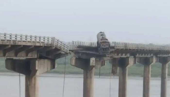 ভারতে সেতু ভেঙে নদীতে পড়ল যানবাহন, ১০ জন নিহত