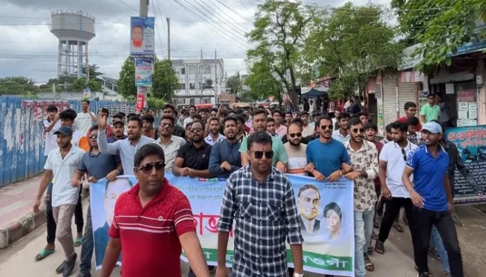 প্রতিবাদে উত্তাল নওগাঁ ছাত্রদলের বিক্ষোভ মিছিল: সোহাগ হত্যার বিচার ও গুপ্ত তৎপরতার প্রতিবাদ