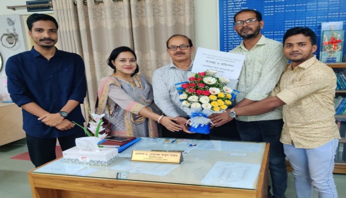 অধ্যাপক সাত্তারকে ফুলেল শুভেচ্ছা জানালো মনোবিজ্ঞান বিভাগের প্রাক্তন শিক্ষার্থীরা