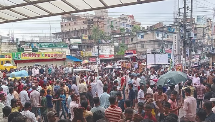 চকরিয়ায় এনসিপির পথসভার মঞ্চ ভাঙচুর বিএনপির নেতা-কর্মীদের