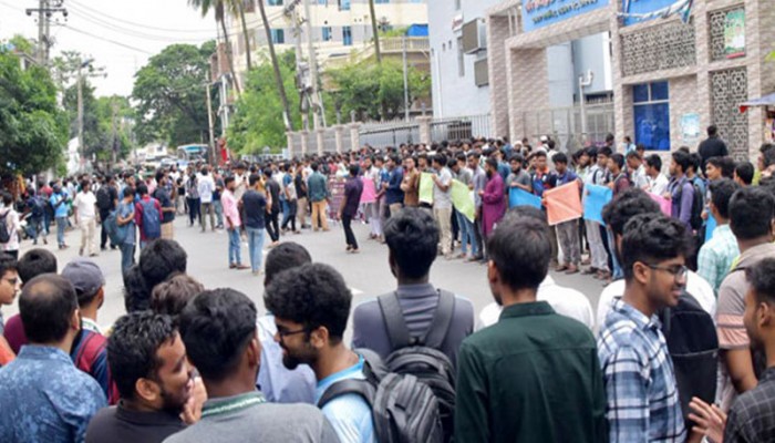 রাজশাহীতে নেসকো ঘেরাও করে রুয়েট শিক্ষার্থীদের বিক্ষোভ