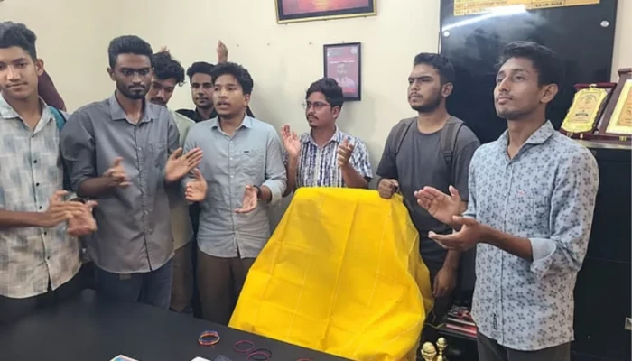 বেরোবিতে ছাত্ররাজনীতির প্রতিবাদে শাড়ি-চুড়ি নিয়ে প্রক্টর কার্যালয়ে শিক্ষার্থীরা