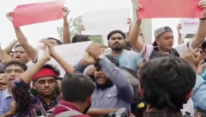 রাস্তায় মাইলস্টোন শিক্ষার্থীরা, ৬ দাবিতে বিক্ষোভ