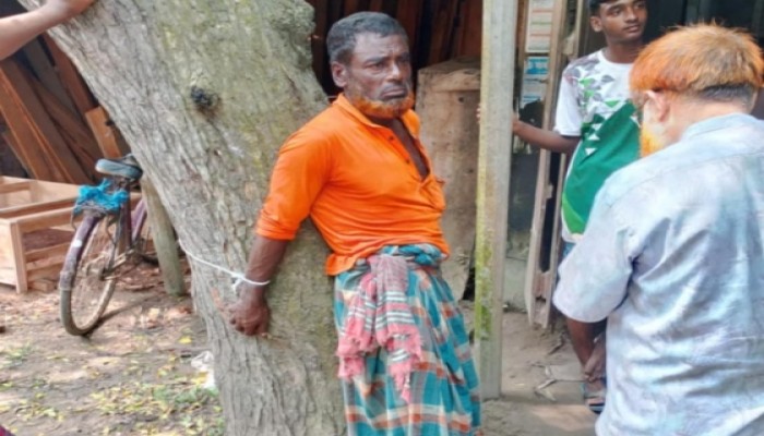 রাজশাহীর বাগমারায় মাছচোর সন্দেহে ভ্যানচালককে গাছে বেঁধে মারধর