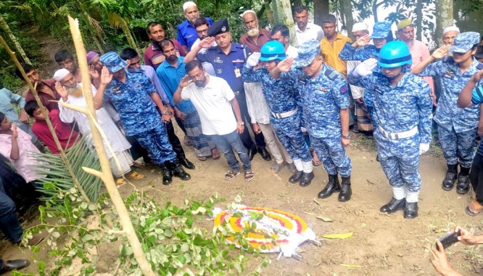 মাইলস্টোন ট্র্যাজেডি : ভোলায় মাসুমার কবরে বিমানবাহিনীর শ্রদ্ধা