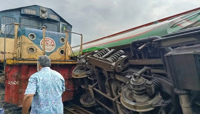 লালমনিরহাটে দুই ট্রেনের সংঘর্ষ