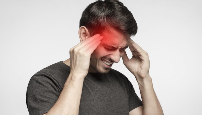 মাথা ব্যথার সঙ্গে অন্য উপসর্গ? সচেতনতা জরুরি