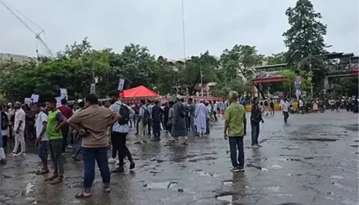 জুলাই সনদের দাবিতে শাহবাগ অবরোধ