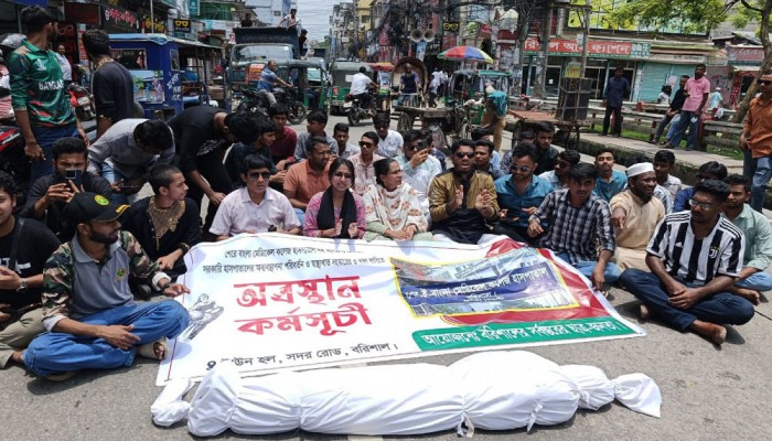 শেবাচিম হাসপাতালের অব্যবস্থাপনার বিরুদ্ধে কাফন মিছিল