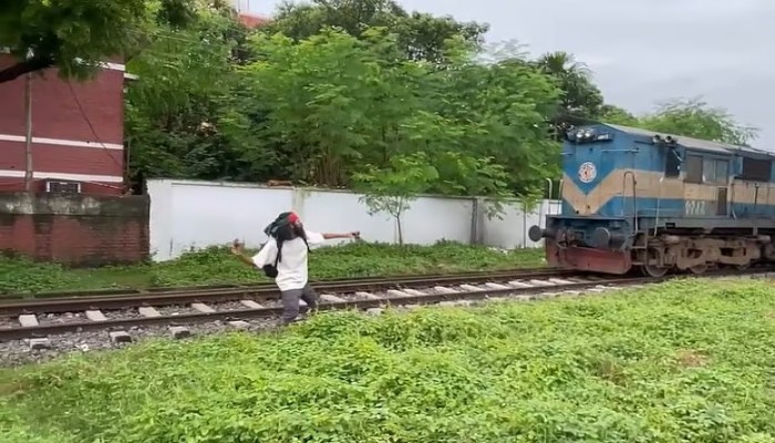 রাজশাহীতে ট্রেনে পাথর ছোড়ার ভিডিও ভাইরাল, ঘটনা বিশ্লেষণ করছে কর্তৃপক্ষ
