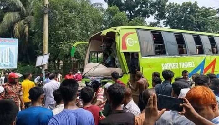 সিরাজগঞ্জে বাসচাপায় ভ্যানচালক নিহত, আহত ৮