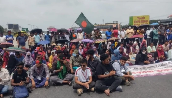 সড়কে রবীন্দ্র বিশ্ববিদ্যালয়ের শিক্ষার্থীরা, উত্তরবঙ্গ-ঢাকা যোগাযোগ বন্ধ