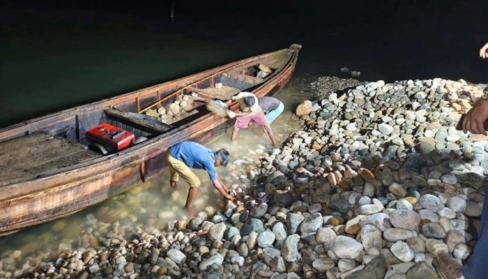 সাদাপাথর লুটের ঘটনায় আটক ৫