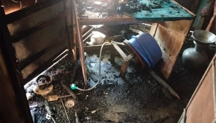বরিশালে প্রয়াত বিএনপি নেতার বাড়িতে লুটপাটের পর অগ্নিসংযোগ
