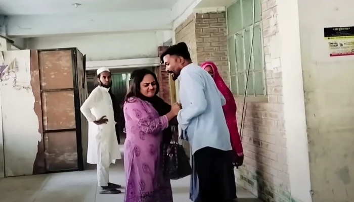 হাসপাতালেই স্বামীকে পেটালেন স্ত্রী, ভিডিও ভাইরাল
