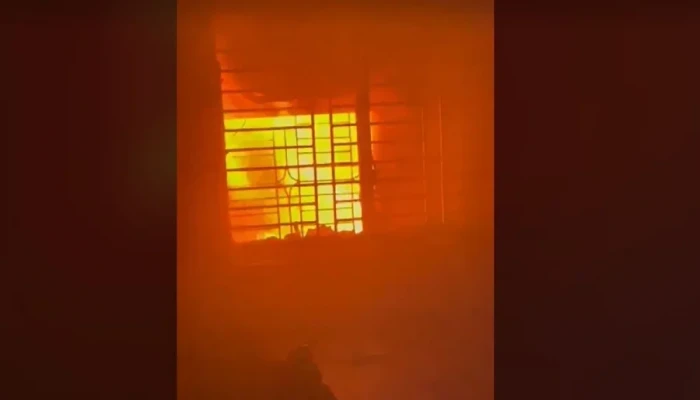 রাজধানীর কদমতলীতে বহুতল ভবনে আগুন