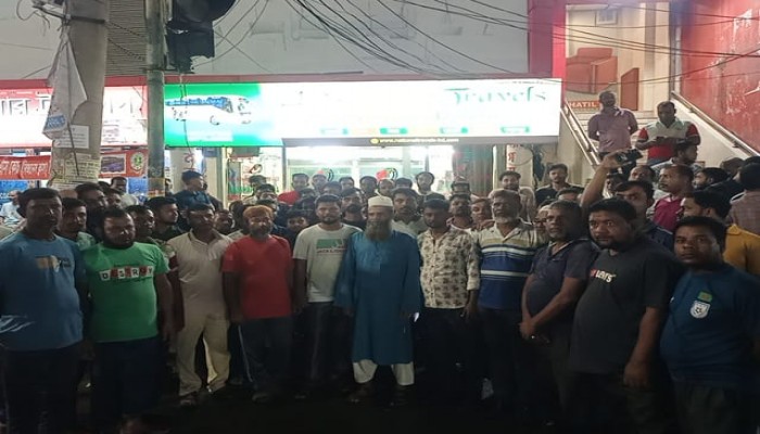 রাজশাহীতে ৯ দফা দাবিতে ন্যাশনাল ট্রাভেলসের শ্রমিকদের অনির্দিষ্ট কালের কর্মবিরতি