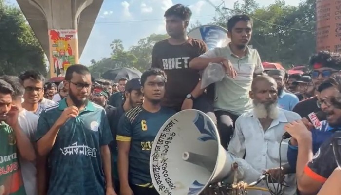 শাহবাগ মোড় অবরোধ করেছেন বুয়েট শিক্ষার্থীরা