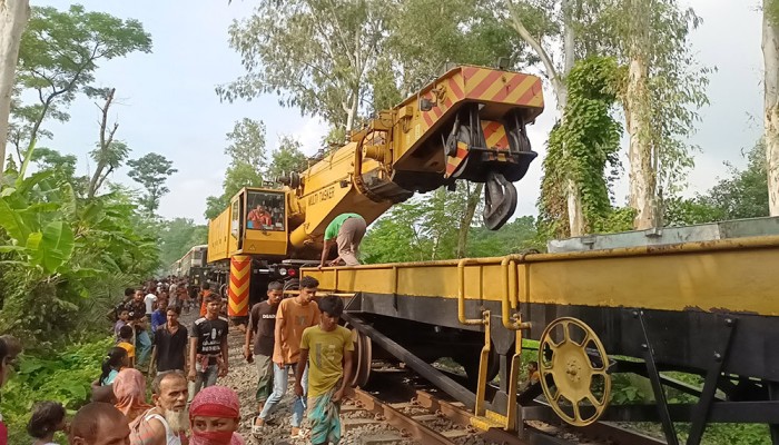 জয়পুরহাটে ট্রেনের বগি লাইনচ্যুত, রেল যোগাযোগ বন্ধ