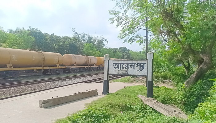 সাড়ে ৬ ঘণ্টা পর উত্তরবঙ্গের রেল যোগাযোগ স্বাভাবিক
