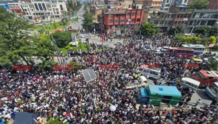 নেপালের নিরাপত্তার নিয়ন্ত্রণ নিলো সেনাবাহিনী