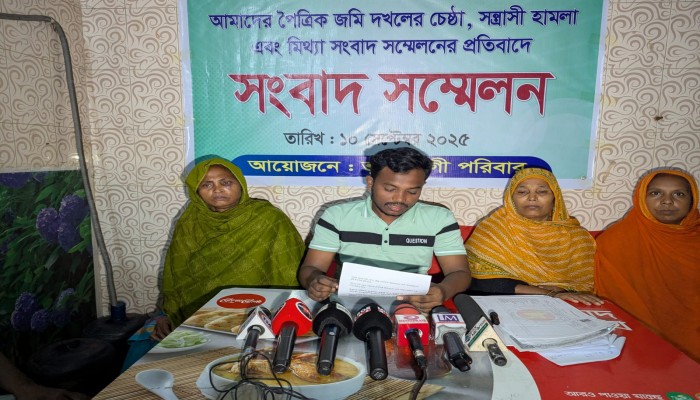 পৈত্রিক জমি দখলের চেষ্টা ও সন্ত্রাসী হামলার প্রতিবাদে রাজশাহীতে সংবাদ সম্মেলন